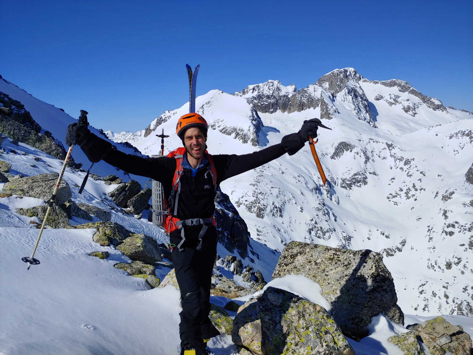 Fon feliz llegando al Col du Cambales