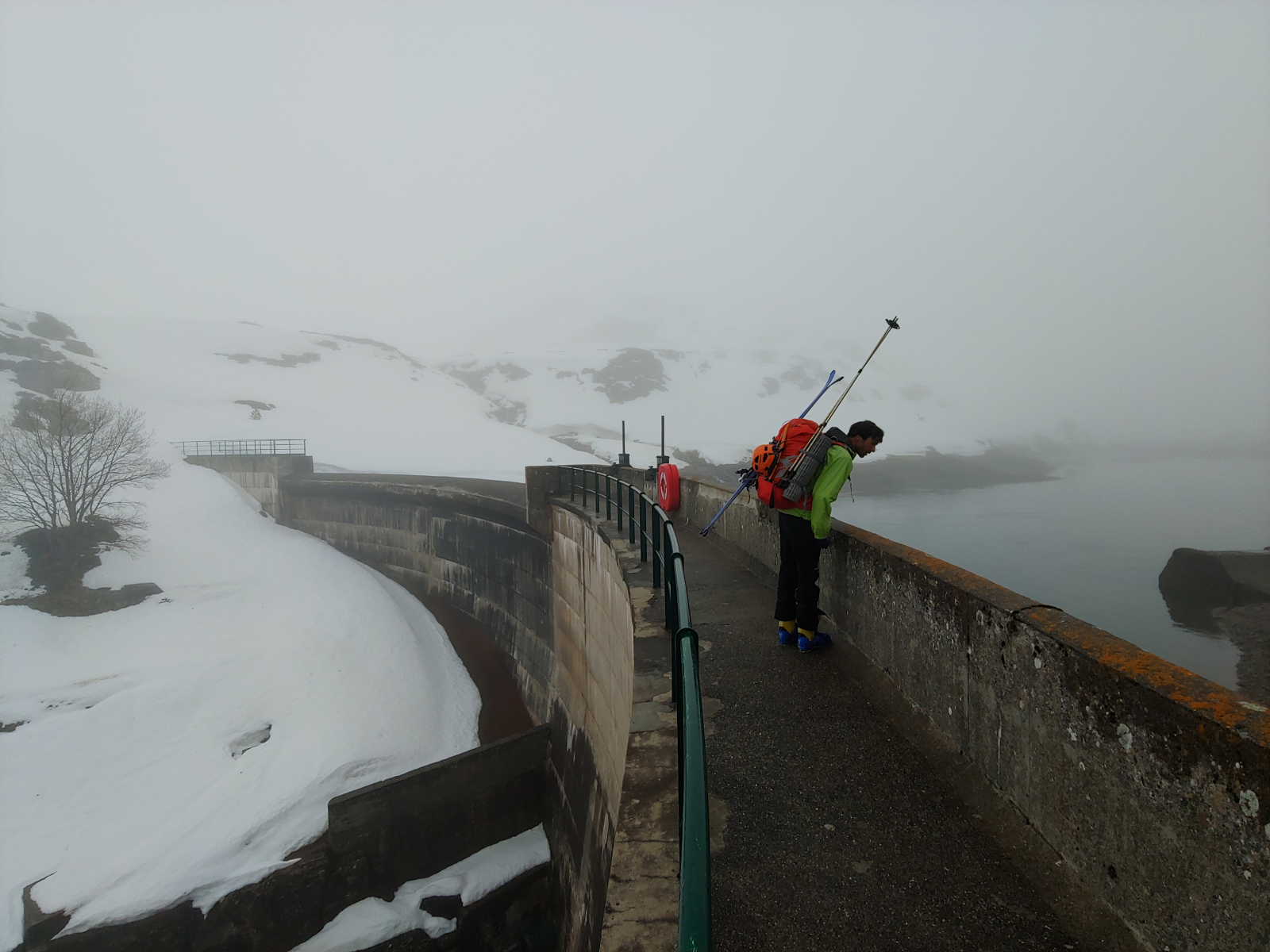 Cruzando la presa sobre el río en el Barrage de Ossoue